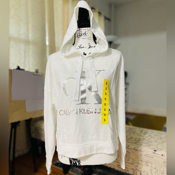 NWT Women’s Size Small Calvin Klein Jeans Cropped Logo Print Hoodie White/Silver - Picture 5 of 13